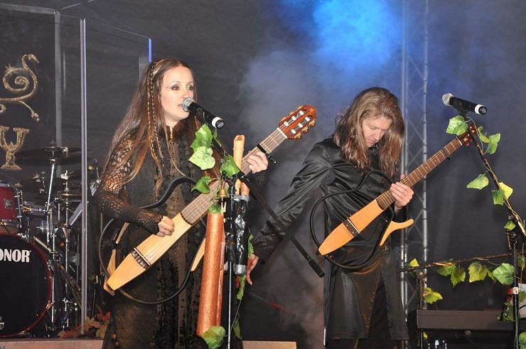 John Michae Kelly & Frau Maite Itoiz im Gehege