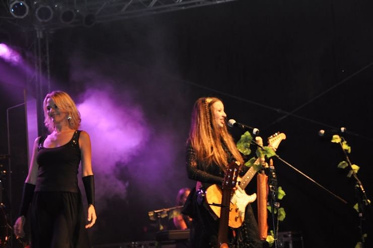 John Michae Kelly & Frau Maite Itoiz im Gehege