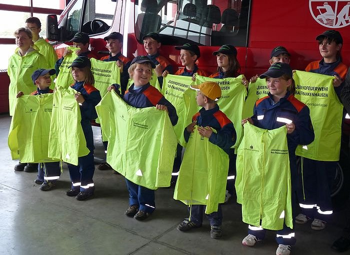 &Uuml;bergabe von Allwetterjacken