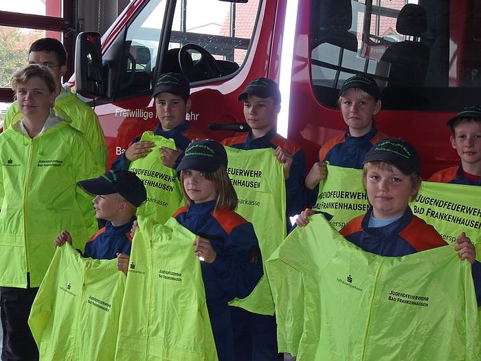 &Uuml;bergabe von Allwetterjacken