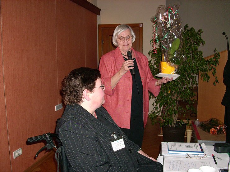 Frau Rauschardt wird von Frau Ro&szlig;mann begl&uuml;ckw&uuml;nscht