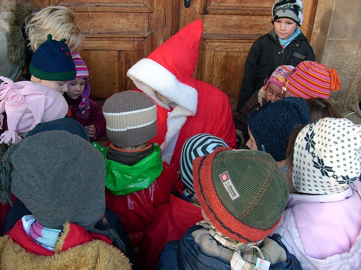 Weihnachtsmann umringt