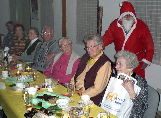 Nachdem er die Kinder belohnt hatte, verga&szlig; der Weihnachtsmann auch die VdK-Mitglieder nicht.