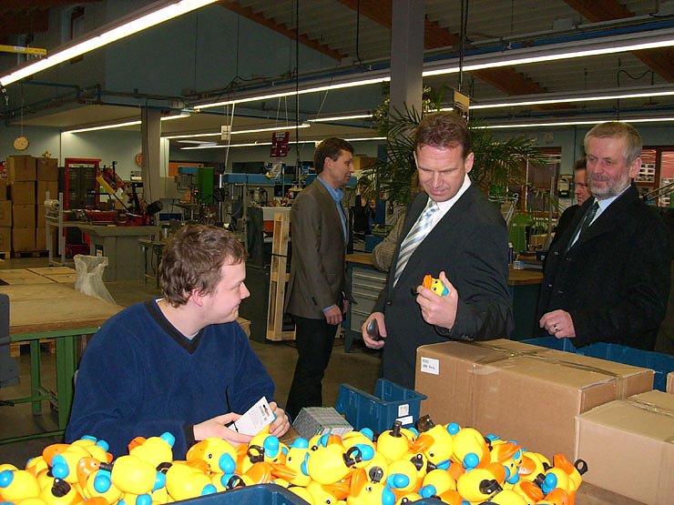 Minsterpr&auml;sident Althaus beim Rundgang probiert Kinderhupe