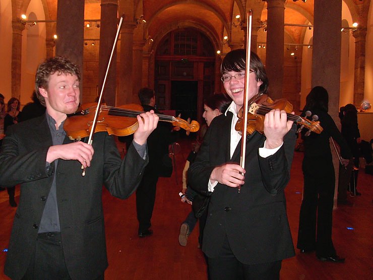 Junge K&uuml;nstler beim Einspielen