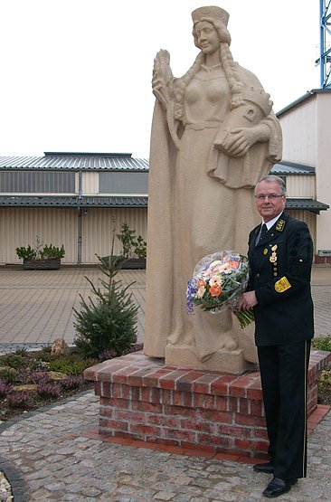 Dr. Springer am Fu&szlig; der heiligen Barbara auf dem Schachtgel&auml;nde