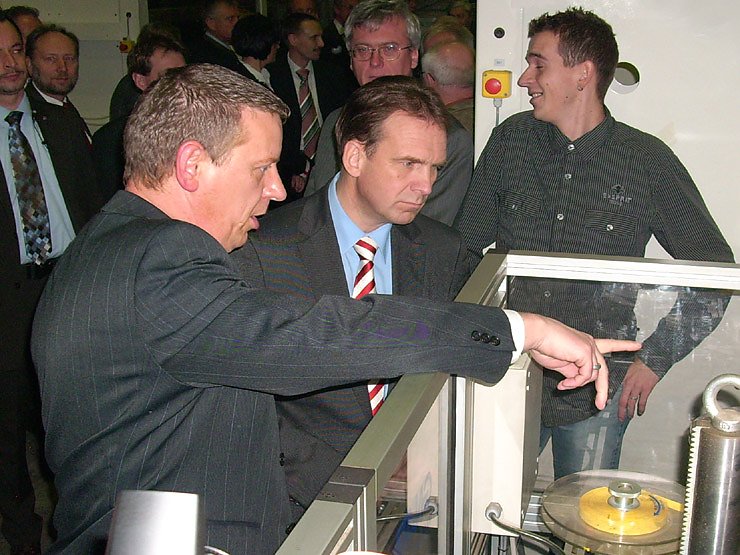 J&ouml;rg Kauschat von Isoplus erkl&auml;rt Dieter Althaus die Beschriftungsanlage